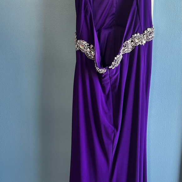 Elegant Purple Gown with Embellished Waist - Picture 6 of 9
